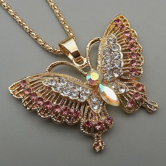 🦋 Betsey Johnson sparkling crystal butterfly pendant necklace 🦋 - Picture 2 of 3